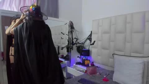 Snapshot of ariana_rouse_ chatting on 10/30/25, 04:30 ariana online show from 10/30/25, 04:30