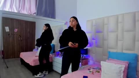 Snapshot of ariana_rouse_ chatting on 11/12/25, 04:40 ariana online show from 11/12/25, 04:40