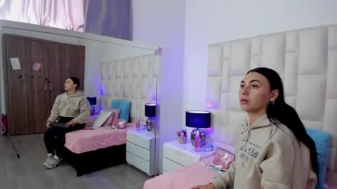 Snapshot of ariana_rouse_ chatting on 11/22/25, 04:39 ariana online show from 11/22/25, 04:39