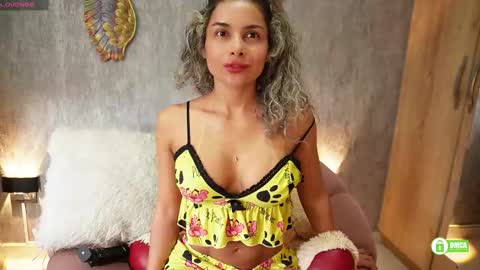 Snapshot of ariana_valdirii chatting on 11/12/25, 12:38 cristina online show from 11/12/25, 12:38