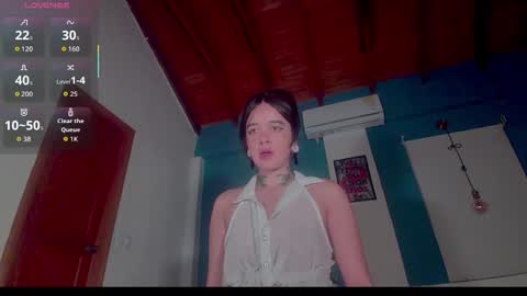 Snapshot of ariana_whitee chatting on 10/27/25, 03:43 ariana_whitee online show from 10/27/25, 03:43