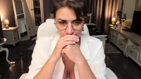 Ana online show from 10/16/25, 04:52