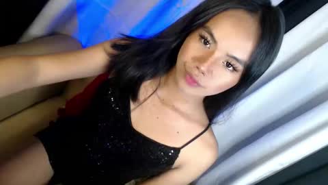 Snapshot of arilovesu chatting on 11/21/25, 10:47 hi follow me its ARI online show from 11/21/25, 10:47