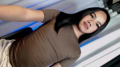 Snapshot of arilovesu chatting on 02/18/26, 10:22 hi follow me its ARI online show from 02/18/26, 10:22