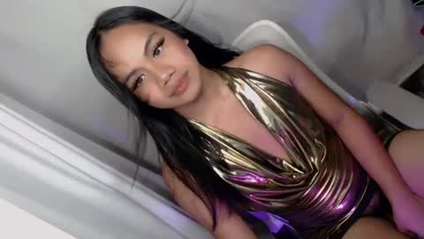 Snapshot of arilovesu chatting on 06/18/26, 11:47 hi follow me its ARI online show from 06/18/26, 11:47