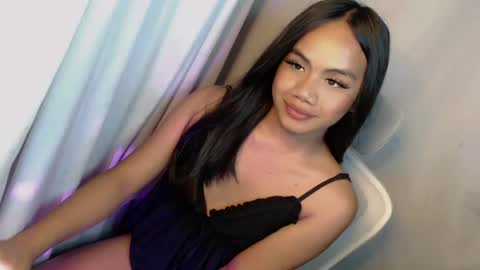 Snapshot of arilovesu chatting on 06/19/26, 11:25 hi follow me its ARI online show from 06/19/26, 11:25