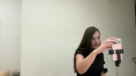 Snapshot of arivelle chatting on 11/17/25, 11:27 arivelle online show from 11/17/25, 11:27