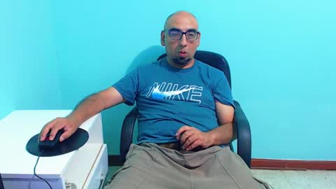 Snapshot of arnelux72 chatting on 01/12/25, 04:52 arnelux72 online show from 01/12/25, 04:52