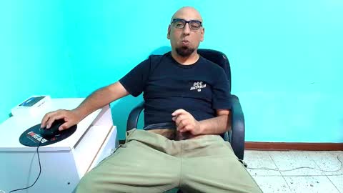 Snapshot of arnelux72 chatting on 11/13/25, 06:23 arnelux72 online show from 11/13/25, 06:23