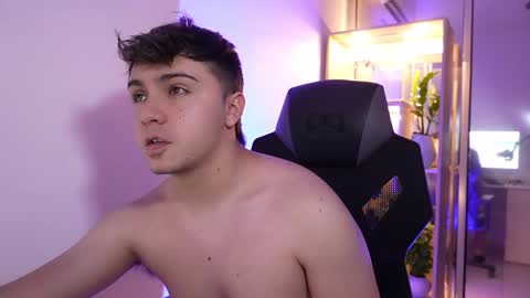 Snapshot of aron__cooper chatting on 12/19/25, 12:39 aron__cooper online show from 12/19/25, 12:39