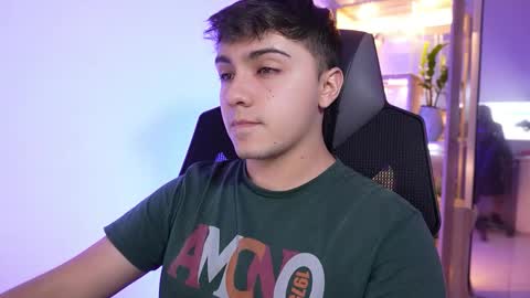 Snapshot of aron__cooper chatting on 12/22/25, 01:13 aron__cooper online show from 12/22/25, 01:13