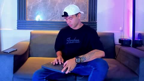 Aroon   online show from 11/08/25, 12:16