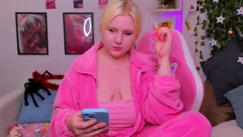 art_lovee_ online show from 12/20/25, 01:12