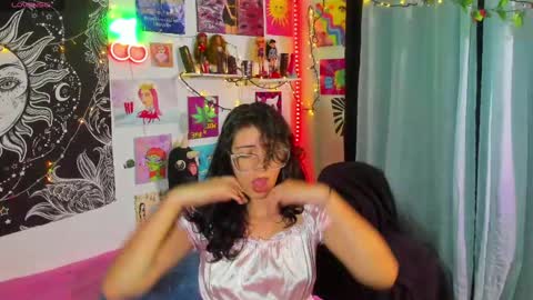 Snapshot of artsycherry chatting on 05/07/26, 01:55 Isabella Cherry online show from 05/07/26, 01:55