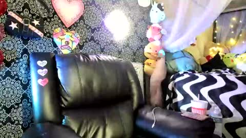 Snapshot of artsyheartsyy chatting on 02/25/25, 12:58 ArtsyHeartsyy online show from 02/25/25, 12:58