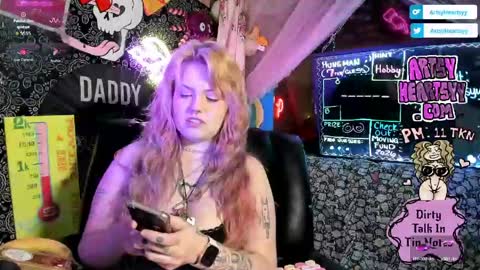 ArtsyHeartsyy online show from 04/30/26, 01:34