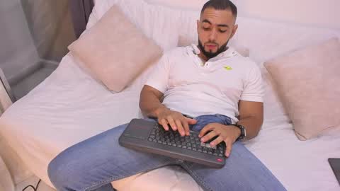 arturguy01 online show from 02/02/25, 12:09