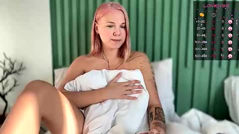 Arya brunett and Cassie blond online show from 12/14/25, 01:11