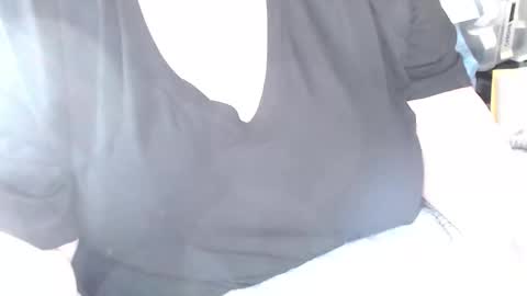 Snapshot of asecretyoumustkeep chatting on 11/18/25, 02:21 a secret you must keep online show from 11/18/25, 02:21