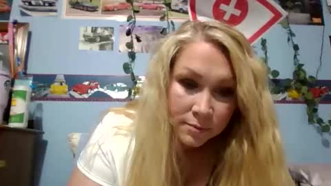 Snapshot of ash0ley chatting on 10/29/25, 08:32 ash0ley online show from 10/29/25, 08:32