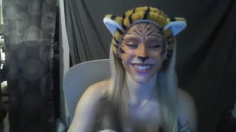 Snapshot of ashleewolfx chatting on 10/27/25, 04:16 Ashlee Wolf online show from 10/27/25, 04:16