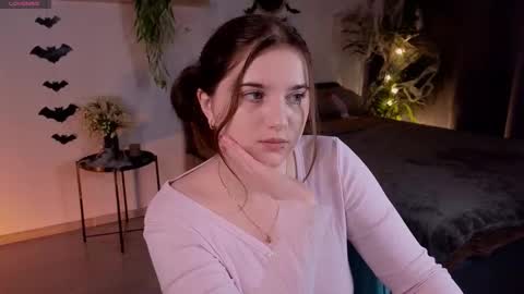 Snapshot of ashley_glen chatting on 10/28/25, 07:45 online show from 10/28/25, 07:45