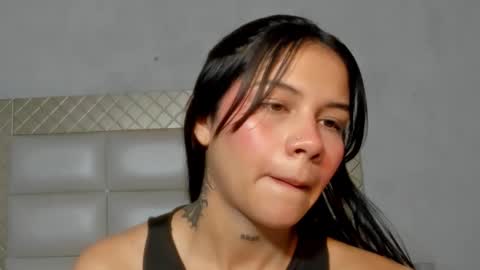 Snapshot of ashleytravis_ chatting on 12/15/25, 02:21 online show from 12/15/25, 02:21