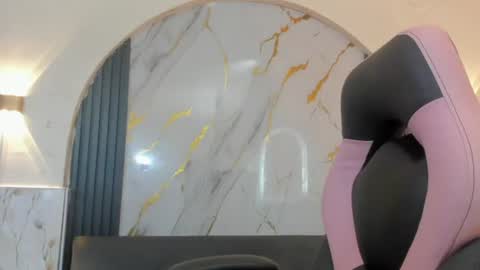 Snapshot of ashleytravis_ chatting on 06/16/26, 09:39 online show from 06/16/26, 09:39
