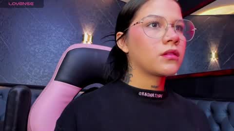 Snapshot of ashleytravis_ chatting on 06/21/26, 01:35 online show from 06/21/26, 01:35