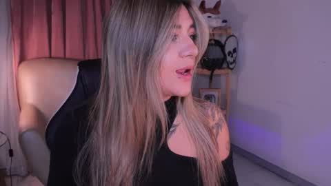 Snapshot of ashleyvalirya chatting on 10/23/25, 04:12 Ashley Lauren online show from 10/23/25, 04:12