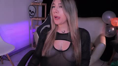 Snapshot of ashleyvalirya chatting on 10/28/25, 04:16 Ashley Lauren online show from 10/28/25, 04:16