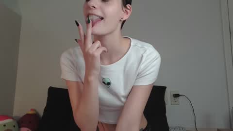 Snapshot of ashquartz chatting on 12/19/24, 07:40 Ash online show from 12/19/24, 07:40