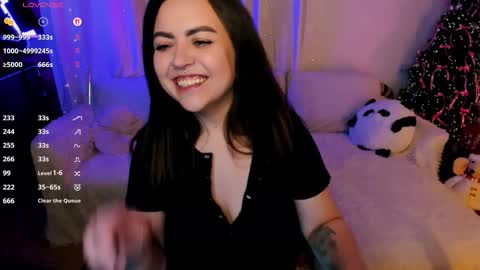 Snapshot of ashton_heidi chatting on 12/19/25, 11:23 Your girlfriend online show from 12/19/25, 11:23