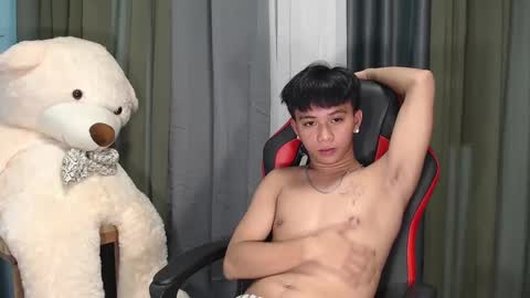 Snapshot of asianhunk_zam chatting on 12/13/24, 01:44 Zam online show from 12/13/24, 01:44