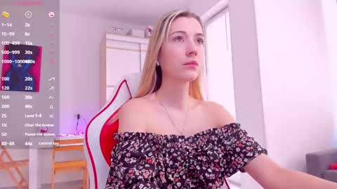 Snapshot of askcaroline chatting on 03/11/25, 08:20 Caroline online show from 03/11/25, 08:20