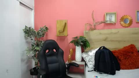 Snapshot of aslyhernandez chatting on 04/14/26, 09:48 ASLY online show from 04/14/26, 09:48