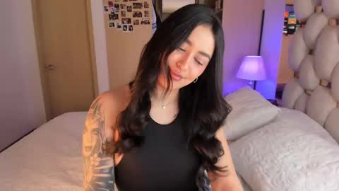 Snapshot of asshley__ chatting on 02/11/25, 04:11 Ashley online show from 02/11/25, 04:11