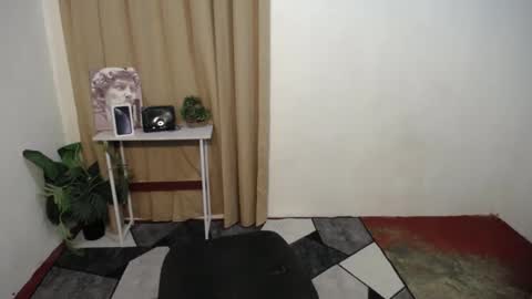 Snapshot of astraea_xxx chatting on 01/10/25, 11:33 Anna online show from 01/10/25, 11:33