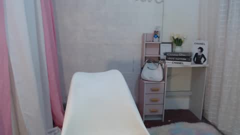 Snapshot of astraea_xxx chatting on 02/14/25, 06:19 Anna online show from 02/14/25, 06:19