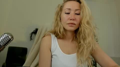 Snapshot of astramonroe chatting on 03/27/26, 02:06 astramonroe online show from 03/27/26, 02:06