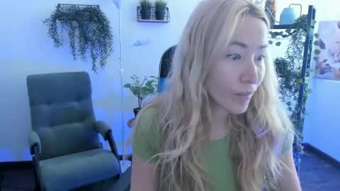 Snapshot of astramonroe chatting on 05/05/26, 04:42 astramonroe online show from 05/05/26, 04:42