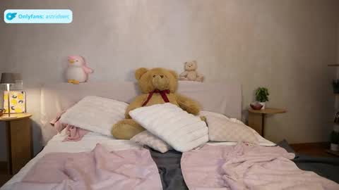 Astrid online show from 05/19/26, 02:56