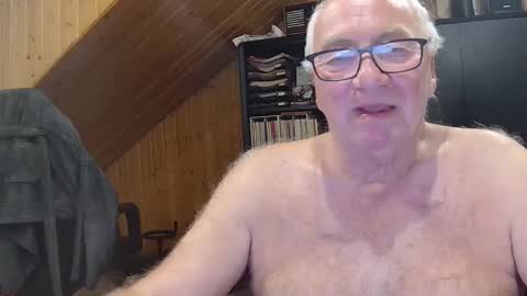 Snapshot of asusandy chatting on 05/15/26, 11:23 asusandy online show from 05/15/26, 11:23