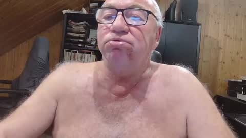Snapshot of asusandy chatting on 06/12/26, 09:03 asusandy online show from 06/12/26, 09:03