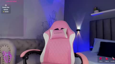 Snapshot of atenea_jones_ chatting on 10/14/25, 02:18 Atenea online show from 10/14/25, 02:18