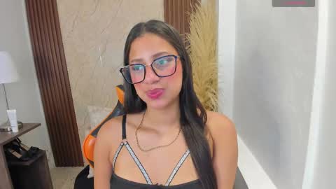 Snapshot of atiena_ chatting on 05/26/26, 06:15 Atiena online show from 05/26/26, 06:15