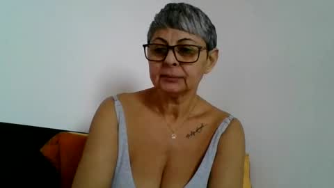 Snapshot of atikaarea chatting on 12/24/24, 10:44 atikaarea online show from 12/24/24, 10:44