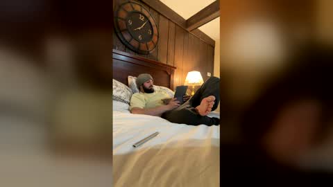 Snapshot of aty0urservic3 chatting on 02/01/26, 02:10 Alejandro online show from 02/01/26, 02:10