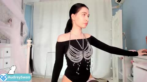 Snapshot of audrey_swann chatting on 10/12/25, 10:36 Mary online show from 10/12/25, 10:36