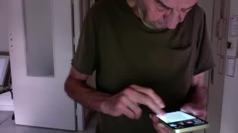 Snapshot of auguste061400 chatting on 02/10/25, 09:04 auguste061400 online show from 02/10/25, 09:04